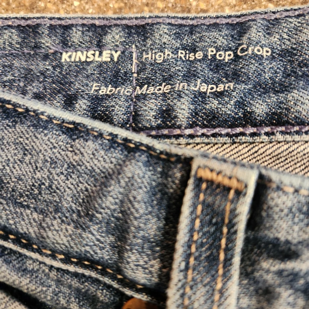 AG Contour 360 Kinsley High-Rise Pop Crop Raw Hem Jeans Size 24 Medium Wash Fray